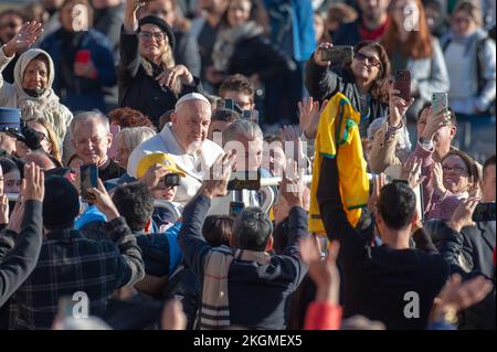 Vatikan, Vatikan. 23.. November 2022. Papst Franziskus reitet im Popemobil, während er ankommt, um sein wöchentliches Hauptpublikum auf dem Petersplatz zu führen. Italia, Rom, Vatikan, 22/11/23. Papa Francesco verkauft Sulla papamobile all'arrivo dell'udienza generale settimanale auf der Piazza San Pietro. Foto: Massimiliano MIGLIORATO/Catholic Press Foto: Unabhängige Fotoagentur/Alamy Live News Stockfoto