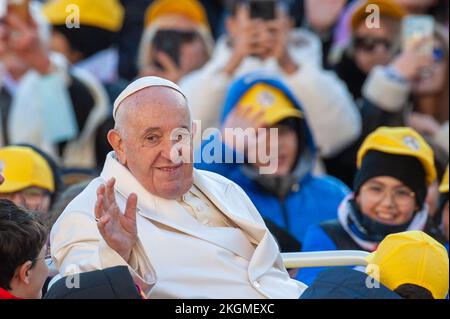 Vatikan, Vatikan. 23.. November 2022. Papst Franziskus reitet im Popemobil, während er ankommt, um sein wöchentliches Hauptpublikum auf dem Petersplatz zu führen. Italia, Rom, Vatikan, 22/11/23. Papa Francesco verkauft Sulla papamobile all'arrivo dell'udienza generale settimanale auf der Piazza San Pietro. Foto: Massimiliano MIGLIORATO/Catholic Press Foto: Unabhängige Fotoagentur/Alamy Live News Stockfoto