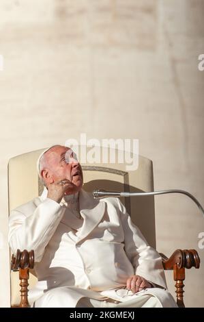 Vatikan, Vatikan. 23.. November 2022. Papst Franziskus blickt während der wöchentlichen allgemeinen Audienz auf dem Petersplatz auf. Italia, Rom, Vatikan, 22/11/23. Papa Francesco alza lo sguardo durante l'udienza generale settimanale auf der Piazza San Pietro. Foto: Massimiliano MIGLIORATO/Catholic Press Foto: Unabhängige Fotoagentur/Alamy Live News Stockfoto