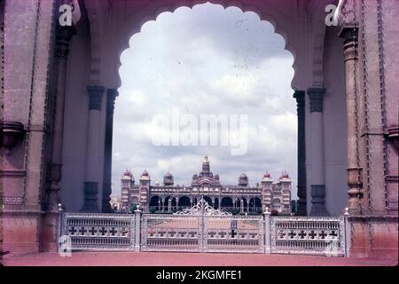 Der Mysore Palast, auch bekannt als Amba Vilas Palast, ist ein historischer Palast und eine königliche Residenz. Es befindet sich in Mysore, Karnataka. Es war die offizielle Residenz der Wadiyar-Dynastie und Sitz des Königreichs Mysore. Der Palast befindet sich im Zentrum von Mysore und blickt auf die Chamundi-Hügel nach Osten. Stockfoto