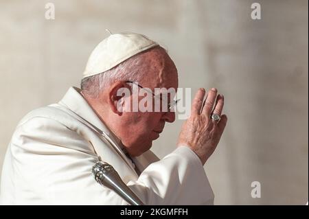 Vatikan, Vatikan. 23.. November 2022. Papst Franziskus segnet am Ende seiner wöchentlichen allgemeinen Audienz auf dem Petersplatz. Italia, Rom, Vatikan, 22/11/23. Papa Francesco Benedice al termine dell'udienza generale settimanale auf der Piazza San Pietro. Foto: Massimiliano MIGLIORATO/Catholic Press Foto: Unabhängige Fotoagentur/Alamy Live News Stockfoto