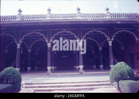 Der Sommerpalast von Tipu Sultan in Bangalore, Indien, ist ein Beispiel für indoislamische Architektur und war die Sommerresidenz des mysorischen Herrschers Tipu Sultan. Hyder Ali begann mit dem Bau innerhalb der Mauern des Festes Bangalore und wurde während der Herrschaft von Tipu Sultan im Jahr 1791 fertiggestellt. Stockfoto