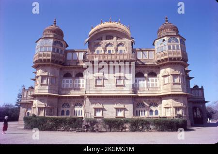 Der Vijaya Vilas Palast ist einer der berühmten Sommerpaläste von Jadeja Maharao von Kutch am Meeresstrand von Mandvi in Kutch, Gujarat, Indien. Stockfoto