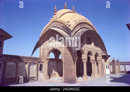 Der Vijaya Vilas Palast ist einer der berühmten Sommerpaläste von Jadeja Maharao von Kutch am Meeresstrand von Mandvi in Kutch, Gujarat, Indien. Stockfoto