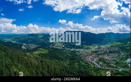 Bulgarische Stadt Smolyan mit See, Vegetation und Wolken. Rhodopen. Panorama, Draufsicht Stockfoto