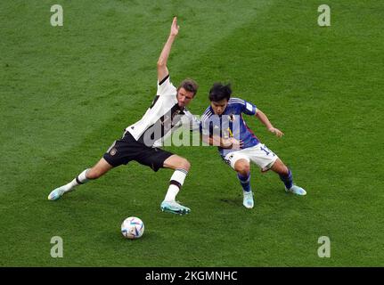 Thomas Muller aus Deutschland (links) und Takefusa Kubo aus Japan kämpfen während des Spiels der Gruppe E der FIFA-Weltmeisterschaft im internationalen Stadion von Khalifa in Doha, Katar, um den Ball. Bilddatum: Mittwoch, 23. November 2022. Stockfoto