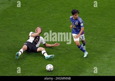 Thomas Muller aus Deutschland reagiert auf eine Herausforderung mit dem japanischen Takefusa Kubo während des Spiels der FIFA-Weltmeisterschaft Gruppe E im internationalen Stadion von Khalifa, Doha, Katar. Bilddatum: Mittwoch, 23. November 2022. Stockfoto