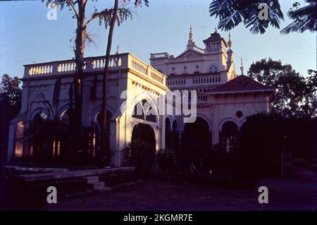 Der Aga Khan Palast wurde von Sultan Muhammed Shah Aga Khan III. In der Stadt Pune, Indien, erbaut. Der Palast war ein Akt der Nächstenliebe des spirituellen Führers der Nizari Ismaili Muslime, der den Armen in den Nachbargebieten von Pune helfen wollte Stockfoto