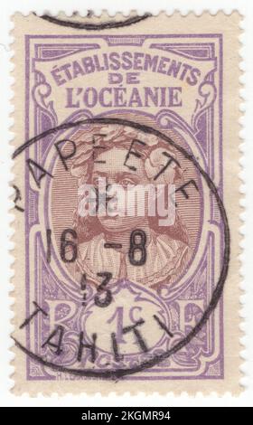 FRANZÖSISCH-POLYNESIEN - 1913: Eine violette und braune Briefmarke mit 1 Centime, die ein tahitianisches Mädchen als Beispiel für die Schönheit einer einheimischen Frau und Elemente traditioneller Suche in den französischen Überseegebieten darstellt. Französische Überseegebiete, Hauptstadt — Papeete. 1903 wurden verschiedene französische Einrichtungen im Südpazifik zu einer einzigen Kolonie zusammengeschlossen. Die wichtigsten Inselgruppen sind die Society Islands, die Marquesas Islands, die Tuamotu Group und die Gambier, Austral und Rapa Islands. Tahiti, der größte der Gesellschaftsgruppe, steht an erster Stelle Stockfoto