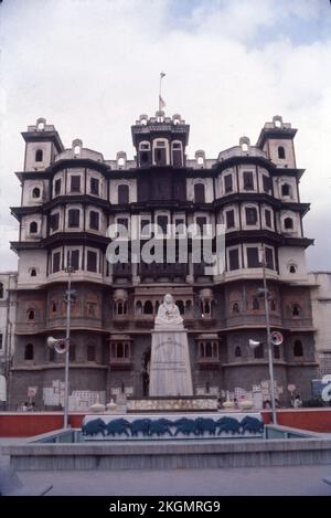 Rajwada ist ein historischer Palast in der Stadt Indore, Madhya Pradesh. Es wurde vor zwei Jahrhunderten von den Holkars des Maratha-Reiches gebaut. Dieses siebenstöckige Gebäude befindet sich in der Nähe der Chhatris. Stockfoto