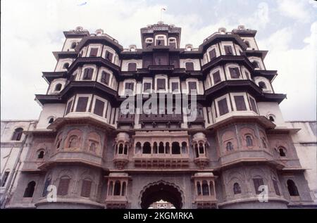 Rajwada ist ein historischer Palast in der Stadt Indore, Madhya Pradesh. Es wurde vor zwei Jahrhunderten von den Holkars des Maratha-Reiches gebaut. Dieses siebenstöckige Gebäude befindet sich in der Nähe der Chhatris. Stockfoto