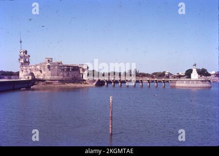 Lakhota Palace & Museum Jamnagar, Gujarat Lakhota Palace & Museum Gujarat Lakhota Palace, ein angenehmer Palast in der Mitte des Sees, beherbergt ein wunderschönes Repository namens Lakhota Museum. Die Herrscher von Nawangar bauten den Lakhota-Palast und heute ist er eine wichtige Attraktion von Jamnagar. Stockfoto