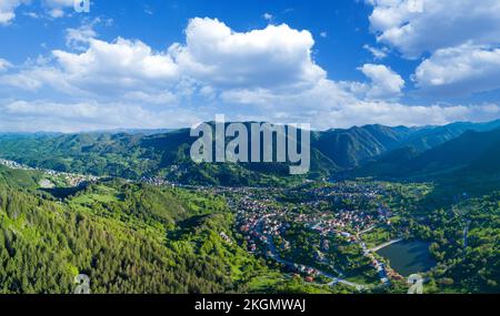 Bulgarische Stadt Smolyan mit See, Vegetation und Wolken. Rhodopen. Panorama, Draufsicht Stockfoto