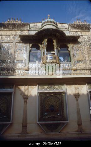 Das Moti Mahal ist eines der noblen Häuser aus dem Mewar-Königreich, das als traditioneller Rajasthani-Palast gestaltet wurde, das Moti mahal ist der Spiegel des reichen Erbes, Jaipur, Rajasthan, Indien. Stockfoto