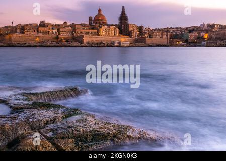 Skyline von Valletta, Malta bei rosa warmen Sonnenuntergang. Stockfoto