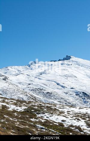 Schneebedeckter Berg. Veleta Gipfel in Sierra Nevada. Stockfoto