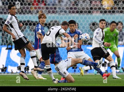 Ar Rayyan, Katar. 23.. November 2022. Fußball: Weltmeisterschaft, Deutschland - Japan, Vorrunde, Gruppe E, Spieltag 1, Chalifa International Stadium, Joshua Kimmich (M) schießt auf das japanische Tor. Kredit: Federico Gambarini/dpa/Alamy Live News Stockfoto