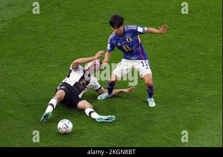 Thomas Muller aus Deutschland reagiert auf eine Herausforderung mit dem japanischen Takefusa Kubo während des Spiels der FIFA-Weltmeisterschaft Gruppe E im internationalen Stadion von Khalifa, Doha, Katar. Bilddatum: Mittwoch, 23. November 2022. Stockfoto