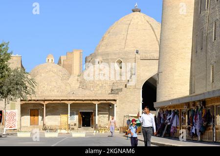 Bukhara Usbekistan Street Scene mit Taki Zargaron Trading Dome im Hintergrund - August 2022 Stockfoto