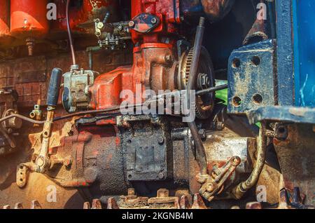 Verbrennungsmotor in einem alten Schlepper mit Heizöl Stockfoto