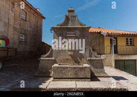 Ein alter Brunnen in Castelo Mendo, Portugal an einem sonnigen Tag Stockfoto