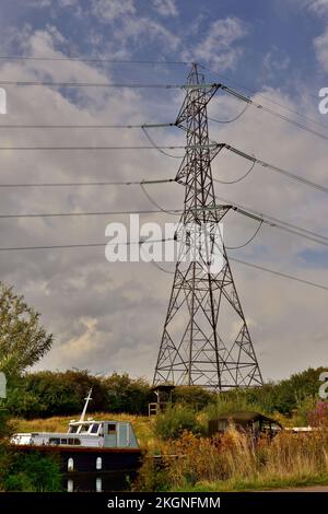 Ein Strompylon neben Forth und Clyde Canal bei Helix, Falkirk, Schottland. Stockfoto