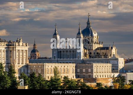 Blick auf den Sonnenuntergang über der Almudena-Kathedrale und dem Königspalast, Madrid, Spanien Stockfoto