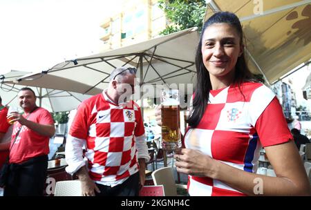 Malaga, Spanien. 23.. November 2022. Malaga, Spanien, am 23. November 2022 jubelten und sangen kroatische und marokkanische Fans gemeinsam im Zentrum der Stadt. Während des Kampfes zwischen Marokko und Kroatien schufen die Jungs aus Kvarner ein echtes „Timung“ und erwärmten die Atmosphäre im Zentrum von Malaga, jubelten und sangen kroatische Lieder, in Malaga, Spanien, am 23. November 2022, Foto: Sanjin Strukic/PIXSELL Guthaben: Pixsell Foto- und Videoagentur/Alamy Live News Stockfoto