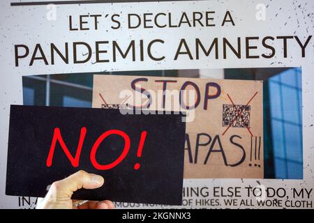 Symbolisches Bild Pandemic Amnesty: Ausschnitt aus einer symbolischen Zeitung, ein Schild mit DER Inschrift NO steht davor. In den USA und vielen anderen Ländern Stockfoto