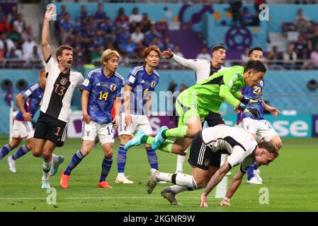 Doha, Katar. 23.. November 2022. Shuichi Gonda aus Japan spielt David Raum aus Deutschland, um beim Spiel der FIFA-Weltmeisterschaft 2022 im Khalifa International Stadium in Doha einen Strafzettel zu erhalten. Der Bildausdruck sollte lauten: David Klein/Sportimage Credit: Sportimage/Alamy Live News Stockfoto