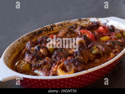 Schaschlik mit scharfer Sauce in einem Auflauf Stockfoto