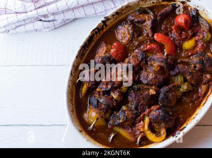 Schaschlik-Spieße mit scharfer Sauce in einem Auflauf isoliert auf weißem Hintergrund. Flach liegend mit Kopierbereich Stockfoto