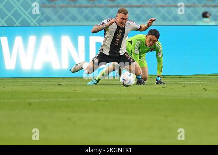 Al-Rayyan, Katar. 23.. November 2022; Khalifa International Stadium, Al Rayyan, Katar; FIFA Fußball-Weltmeisterschaft, Deutschland gegen Japan; David Raum wird von Shuichi Gonda aus Japan wegen eines Penalty-Kick vereitelt Credit: Action Plus Sports Images/Alamy Live News Credit: Action Plus Sports Images/Alamy Live News Stockfoto