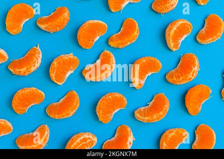 Tangerine Segmente auf blauem Hintergrund Stockfoto