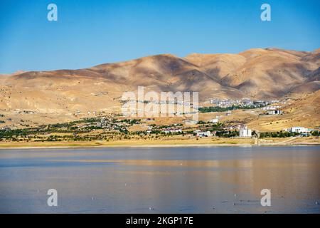 Asien, Türkei, Blick über den Keban-Stausee auf die Stadt Pertek Stockfoto