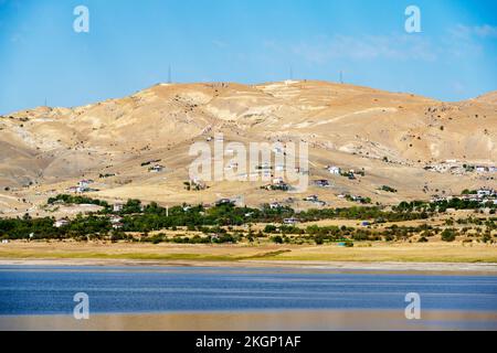 Asien, Türkei, Blick über den Keban-Stausee auf die Stadt Pertek Stockfoto