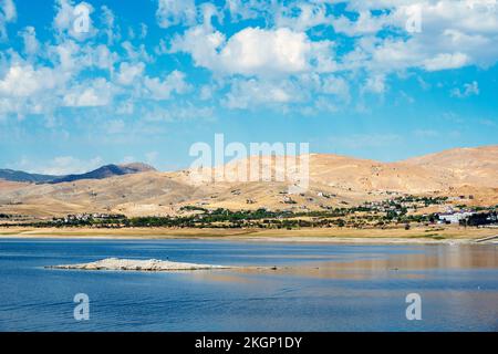 Asien, Türkei, Blick über den Keban-Stausee auf die Stadt Pertek Stockfoto