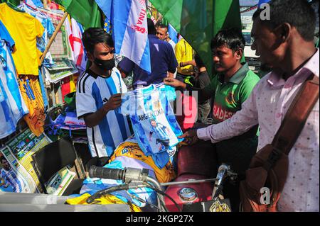 Sylhet, Bangladesch. 22.. November 2022. 22. November 2022, Sylhet, Bangladesch: Fans kaufen Trikots und Flaggen ihrer Lieblingsmannschaft auf dem Außenmarkt während der FIFA-Weltmeisterschaft 2022, heute Spiel zwischen Argentinien und Saudi-Arabien . Die diesjährige FIFA-Weltmeisterschaft wird von Katar ausgerichtet. Am 22. November 2022 in Sylhet, Bangladesch (Foto: MD Rafayat Haque Khan/Eyepix Group/Sipa USA). SIPA USA/Alamy Live News Stockfoto