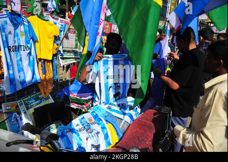 Sylhet, Bangladesch. 22.. November 2022. 22. November 2022, Sylhet, Bangladesch: Fans kaufen Trikots und Flaggen ihrer Lieblingsmannschaft auf dem Außenmarkt während der FIFA-Weltmeisterschaft 2022, heute Spiel zwischen Argentinien und Saudi-Arabien . Die diesjährige FIFA-Weltmeisterschaft wird von Katar ausgerichtet. Am 22. November 2022 in Sylhet, Bangladesch (Foto: MD Rafayat Haque Khan/Eyepix Group/Sipa USA). SIPA USA/Alamy Live News Stockfoto