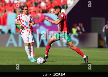 Al-Khor, Katar. 23.. November 2022. Noussair Mazraoui aus Marokko dribbelt während des FIFA-Weltmeisterschafts-Qatar-2022-Spiels Gruppe F zwischen Marokko und Kroatien am 23. November 2022 im Al Bayt-Stadion, Al Khor, Katar, den Ball. Foto von Peter Dovgan. Nur redaktionelle Verwendung, Lizenz für kommerzielle Verwendung erforderlich. Keine Verwendung bei Wetten, Spielen oder Veröffentlichungen von Clubs/Ligen/Spielern. Kredit: UK Sports Pics Ltd/Alamy Live News Stockfoto