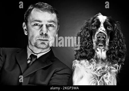 Porträt von reifer Mann mit English Springer Spaniel Stockfoto