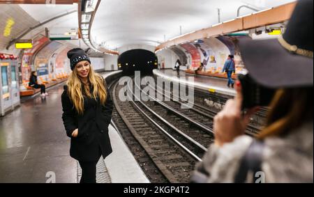 Paris, Frankreich, Touristen fotografieren am Bahnsteig der U-Bahn Stockfoto