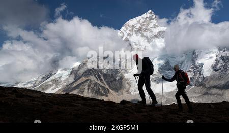Mann und Frau mit dem Mount Everest, Nuptse und Kala Patthar im Hintergrund, Himalaya, Solo Khumbu, Nepal Stockfoto