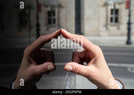 Hand einer jungen Frau mit Touchscreen Stockfoto