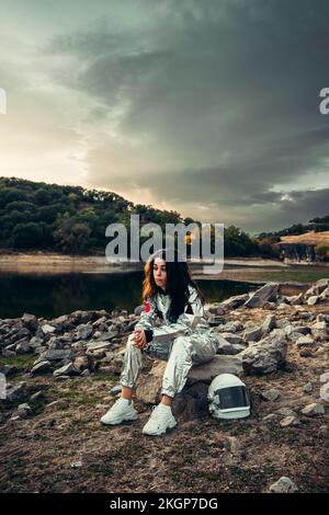 Rücksichtsvoller Astronaut im Raumanzug am Strand Stockfoto