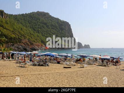 ALANYA, ANTALYA, TÜRKEI-OKTOBER 03: Unbekannte russische und europäische Touristen genießen den sonnigen Tag am Strand. Oktober 03,2022 in Alanya, Antalya, Türkei Stockfoto