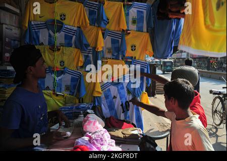 Sylhet, Bangladesch. 22.. November 2022. 22. November 2022, Sylhet, Bangladesch: Fans kaufen Trikots und Flaggen ihrer Lieblingsmannschaft auf dem Außenmarkt während der FIFA-Weltmeisterschaft 2022, heute Spiel zwischen Argentinien und Saudi-Arabien . Die diesjährige FIFA-Weltmeisterschaft wird von Katar ausgerichtet. Am 22. November 2022 in Sylhet, Bangladesch (Foto: MD Rafayat Haque Khan/Eyepix Group/Sipa USA). SIPA USA/Alamy Live News Stockfoto