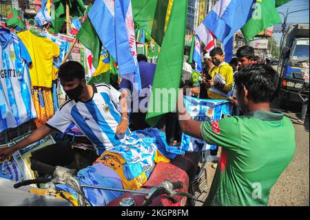 Sylhet, Bangladesch. 22.. November 2022. 22. November 2022, Sylhet, Bangladesch: Fans kaufen Trikots und Flaggen ihrer Lieblingsmannschaft auf dem Außenmarkt während der FIFA-Weltmeisterschaft 2022, heute Spiel zwischen Argentinien und Saudi-Arabien . Die diesjährige FIFA-Weltmeisterschaft wird von Katar ausgerichtet. Am 22. November 2022 in Sylhet, Bangladesch (Foto: MD Rafayat Haque Khan/Eyepix Group/Sipa USA). SIPA USA/Alamy Live News Stockfoto