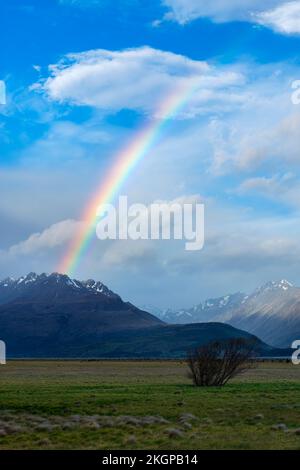 Neuseeland, Canterbury Region, Panoramablick auf den Regenbogen über dem Tasman Valley Stockfoto