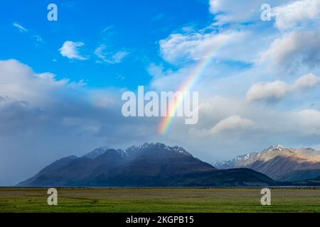 Neuseeland, Canterbury Region, Panoramablick auf den Regenbogen über dem Tasman Valley Stockfoto